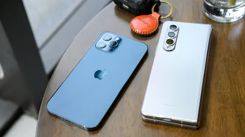 Ein Apple-Smartphone und ein Samsung-Smartphone zur Veranschaulichung der Branche, ohne den historischen Rechtsstreit zu dokumentieren