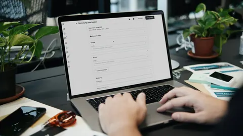 إعداد فاتورة إلكترونية على حاسوب محمول
