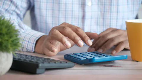 Calculating accounts and recording balances to update financial obligations